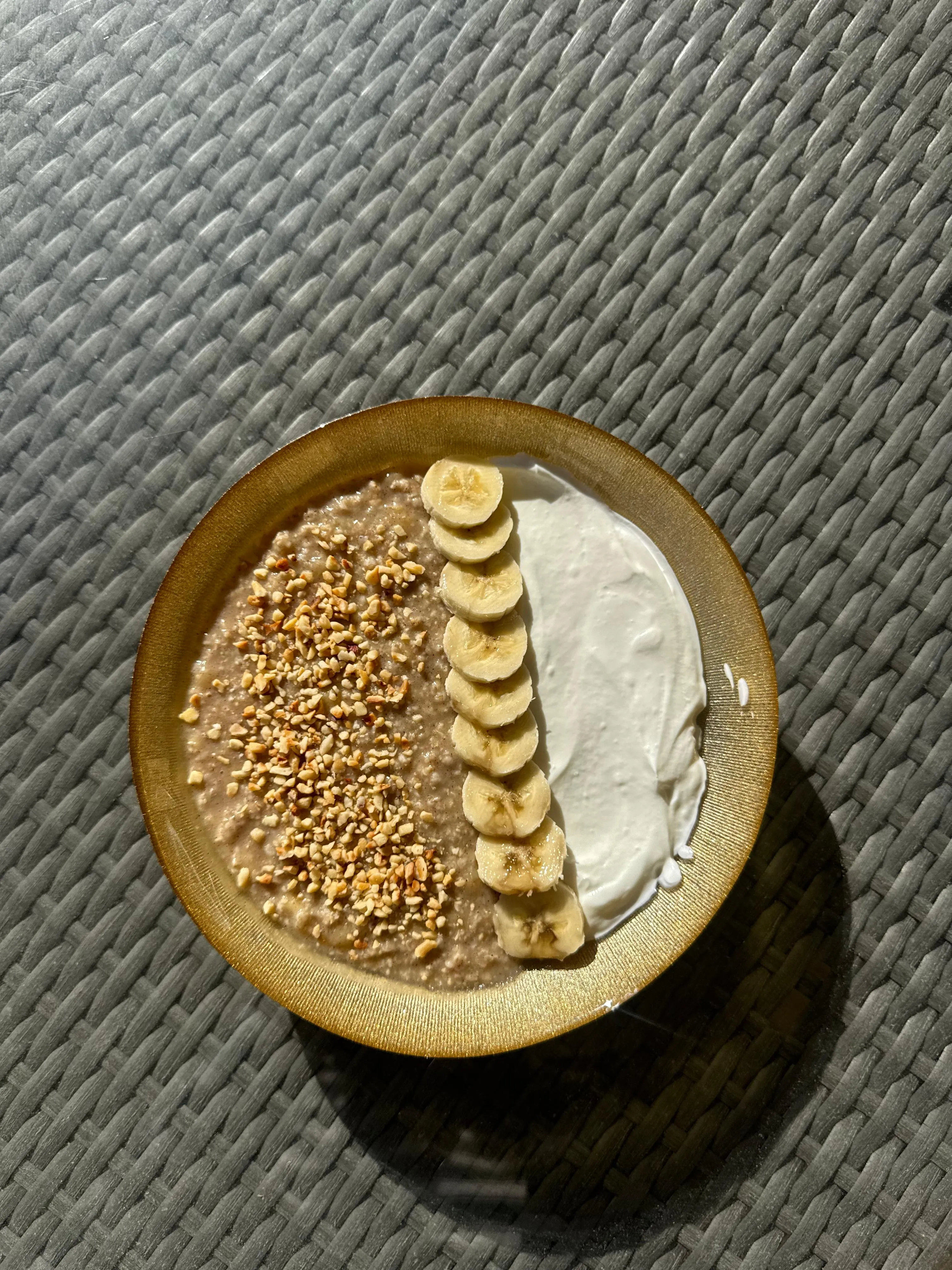 Porridge con banana e granola