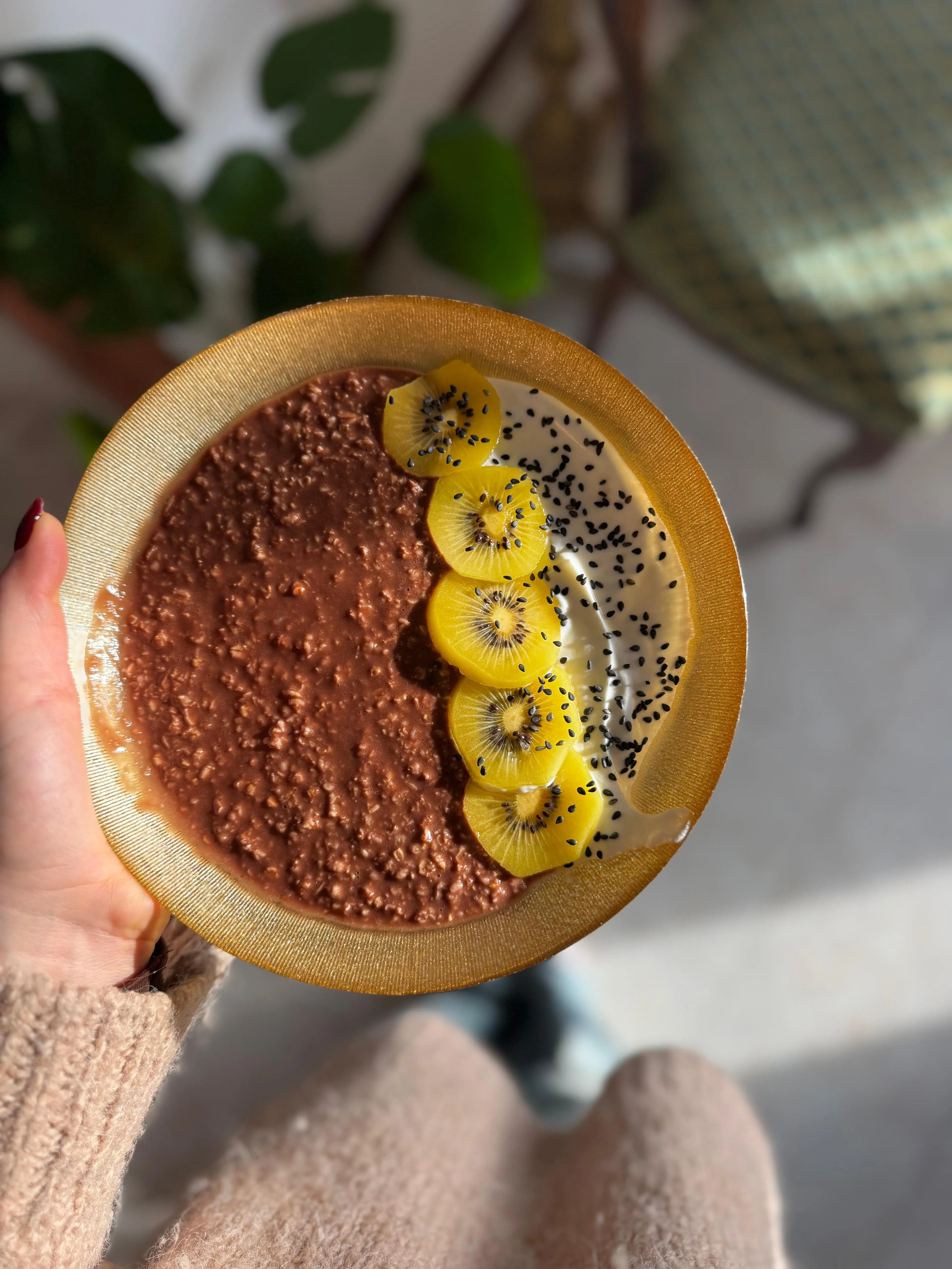 Smoothie bowl al cacao con kiwi