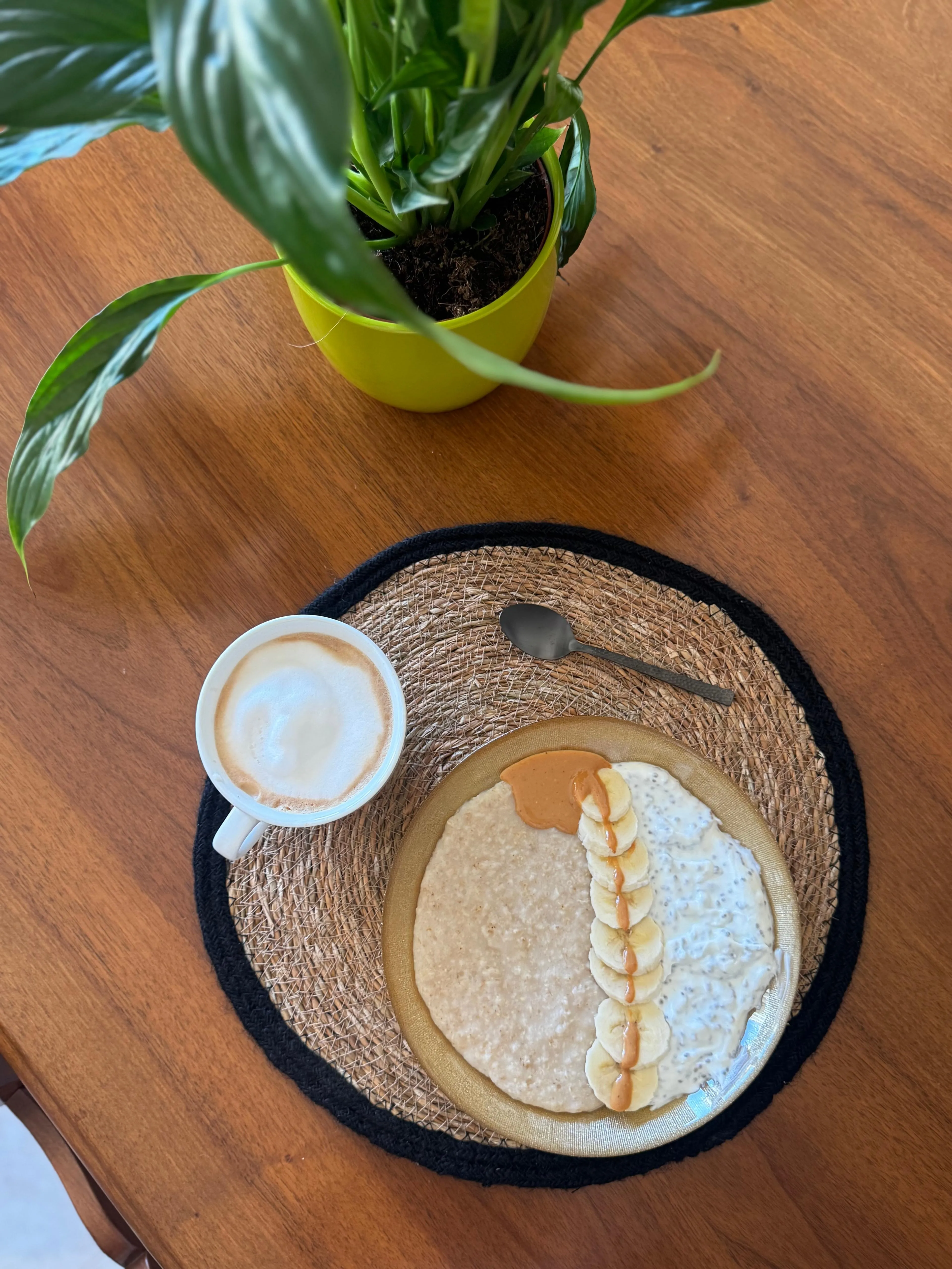 Toast all'avocado con uovo e cappuccino