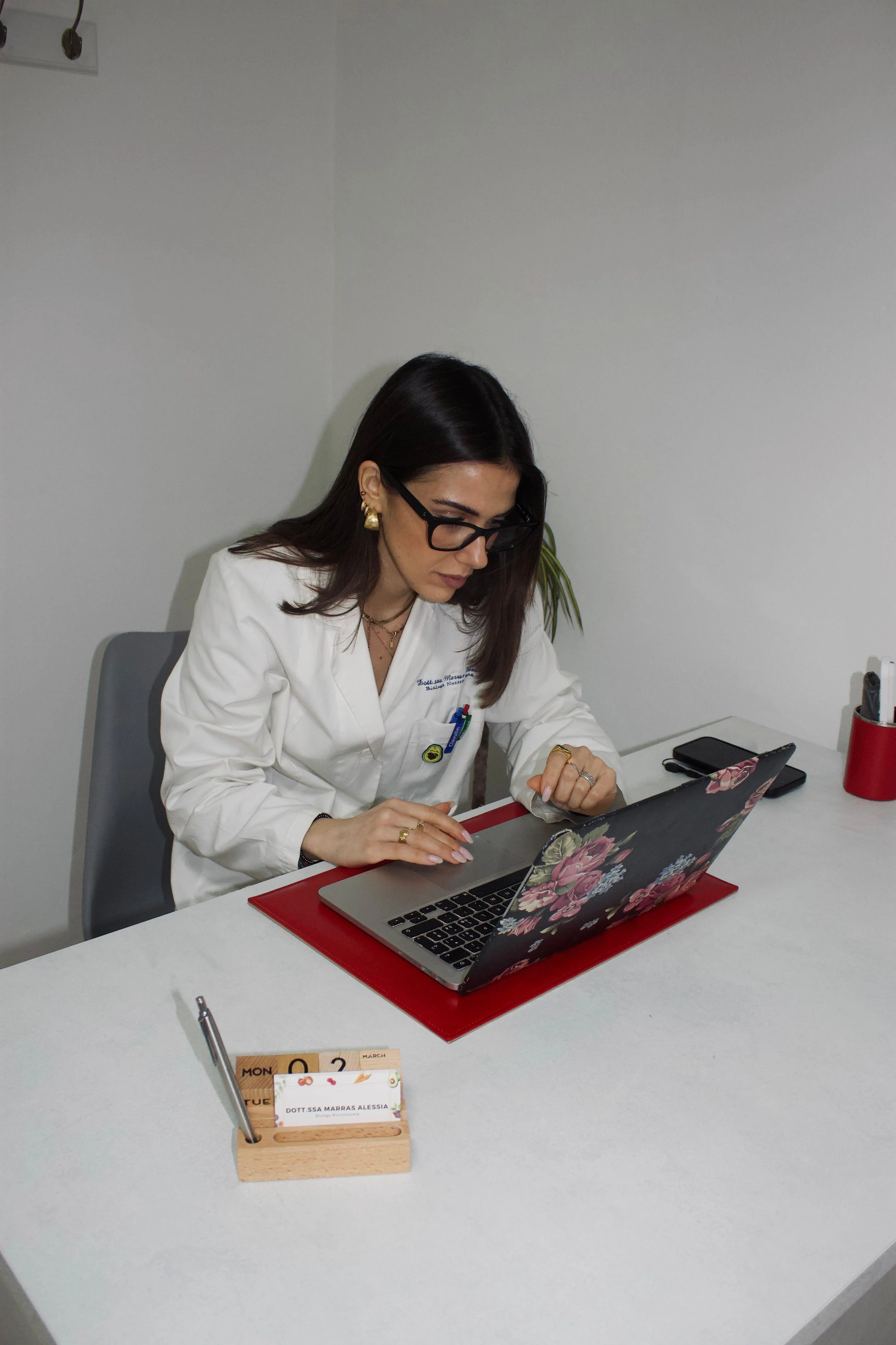 Alessia Marras al lavoro nello studio