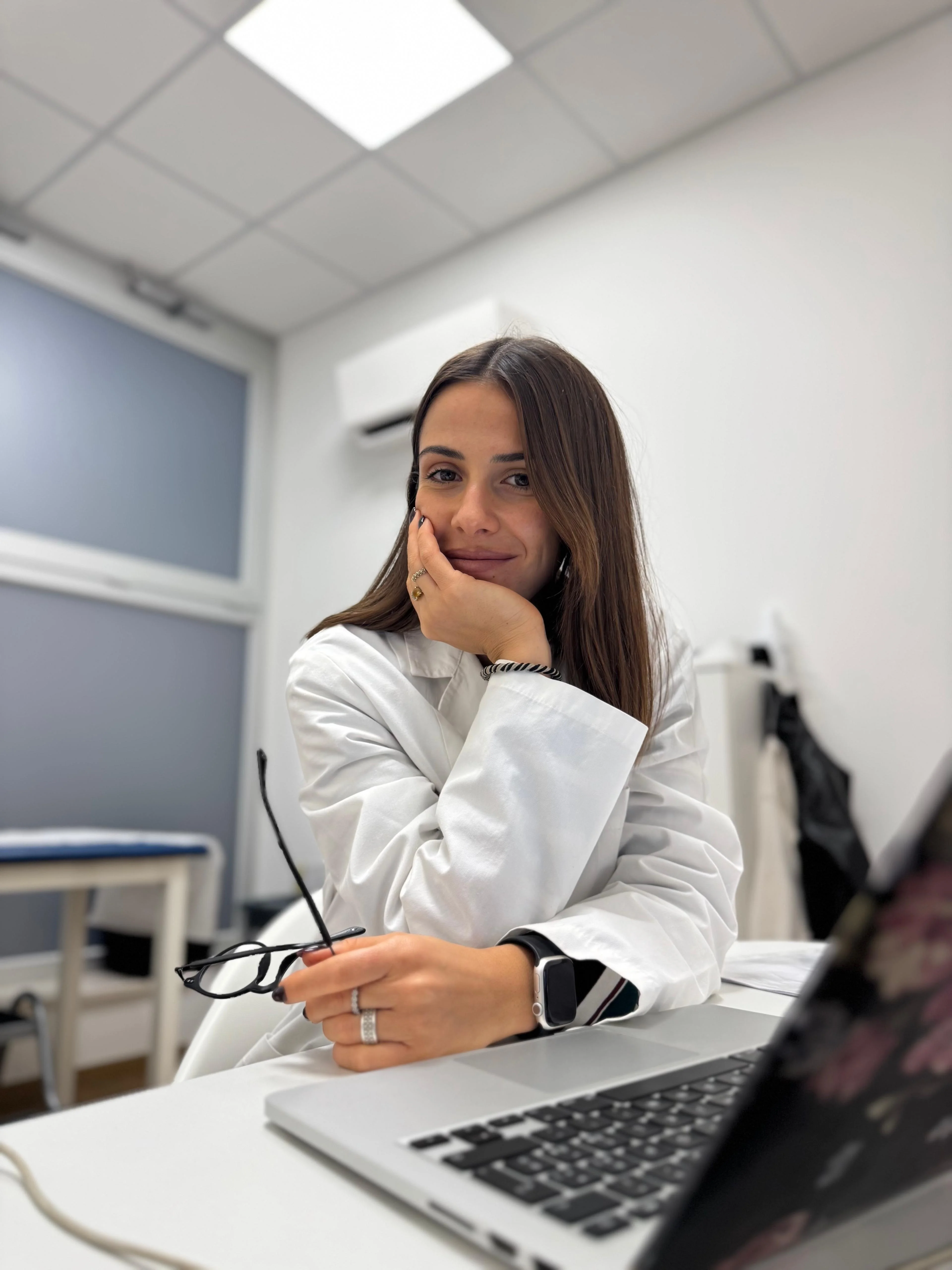 Alessia Marras nel suo studio al Centro Medìs